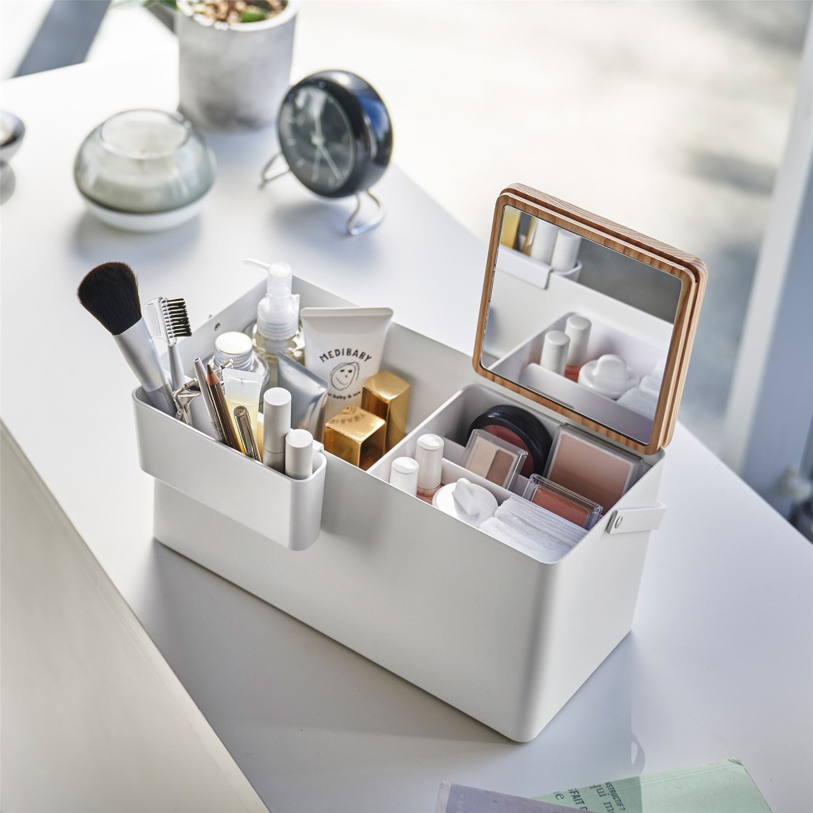 7a8215f5-2e74-4746-8ae1-21c388f6a5e1.jpg Makeup Box