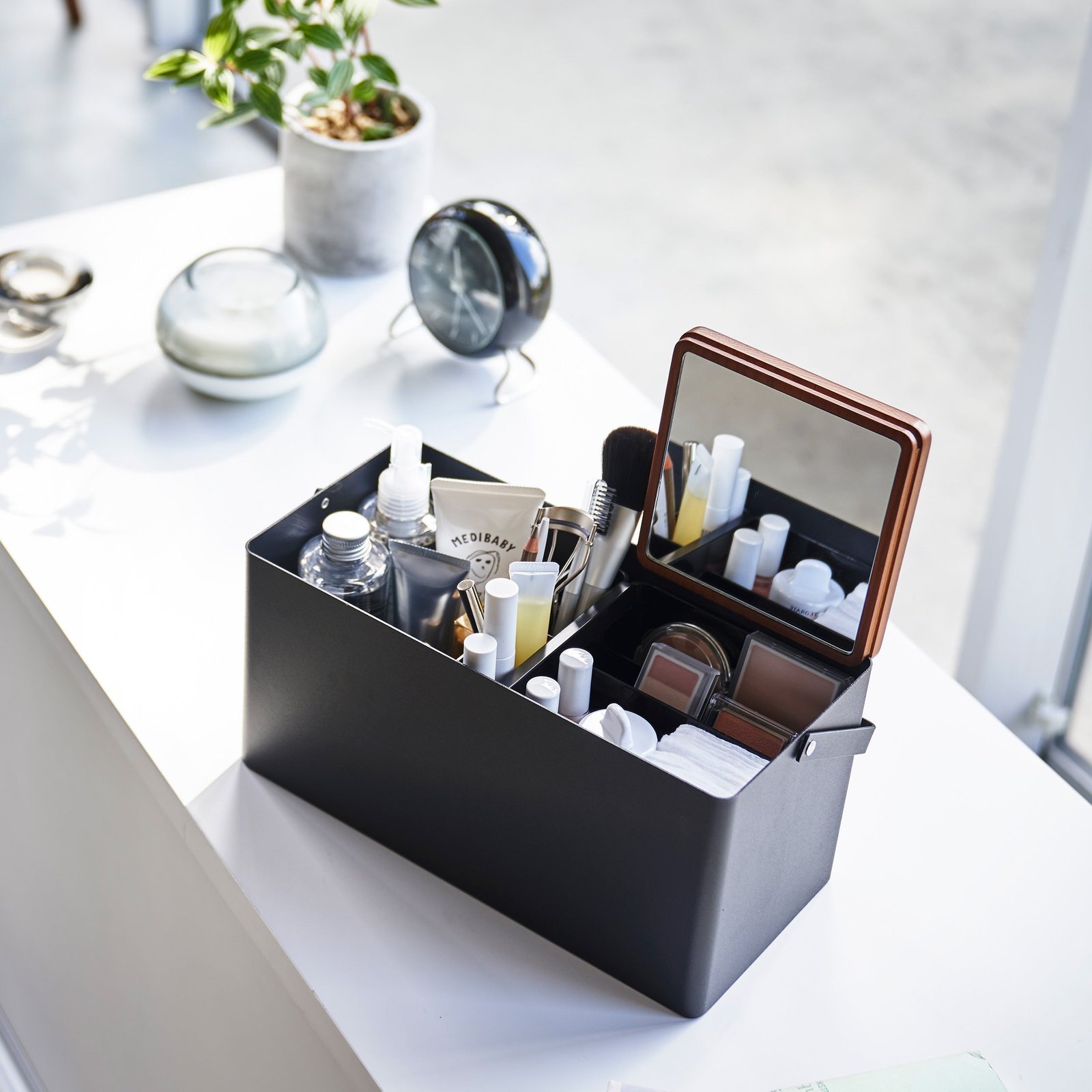 pic_10062_3_62b4395e9c6b3.jpg Makeup Box - Image 7